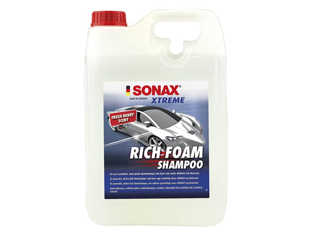 Bilvårdsprodukt på dunk från SONAX. Dunken är på 5 liter i semi-genomskinlig vit plast med röd skruvkork. Etikett på framsidan dunken i blå, vita och röda toner.