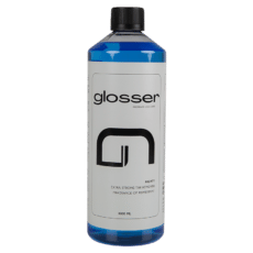 Transparent flaska med svart skruvkork för Glosser Mighty snabbverkande avfettning. Innehållet är blått.
