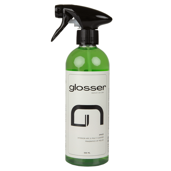 Transparent flaska med svart sprutmunstycke för Glosser Amaze APC cleaner för alla interiöra ytor. Grön produkt i flaskan.