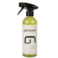 Transparent flaska med svart sprutmunstycke för Glosser Sensation interiör detailer. Produktens innehåll är gul.
