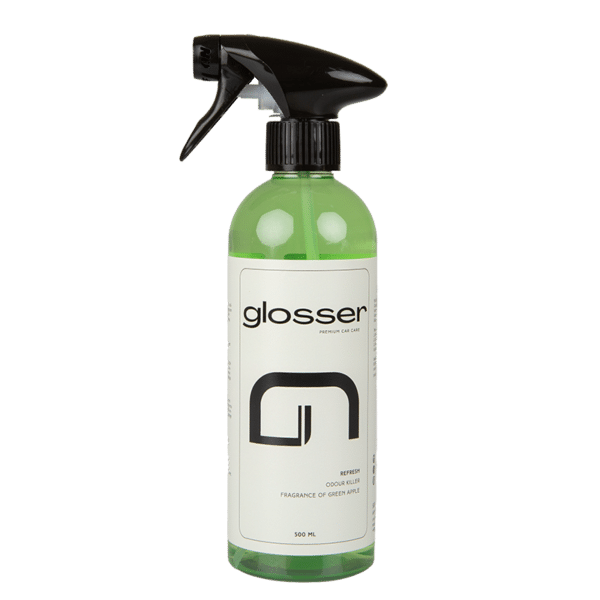 Transparent flaska med svart sprutmunstycke för Glosser Refresh luktborttagare spray. Produktens innehåll är grön.