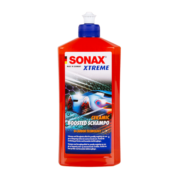 SONAX Ceramic Boosted Shampoo med förseglande effekt. Orangeröd flaska med vit och blå kork.